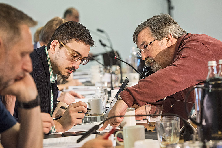 Kurze Abstimmung: Der neue Schatzmeister Pascal Hesse (l.) mit seinem Vorvorgänger Karlheinz Stannies. | Foto: Arne Pöhnert